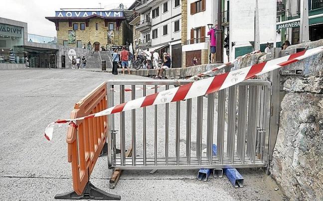 Instalan una valla en la rampa del muelle