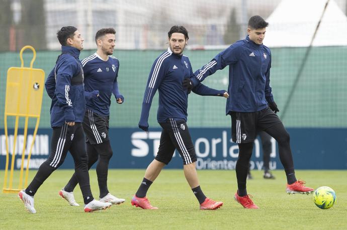 Chimy Ávila, Kike Barja, Juan Cruz y Jaume Gray, en el entrenamiento de ayer a puerta cerrada en Tajonar.