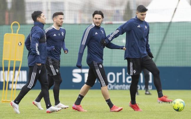 Chimy Ávila, Kike Barja, Juan Cruz y Jaume Gray, en el entrenamiento de ayer a puerta cerrada en Tajonar.