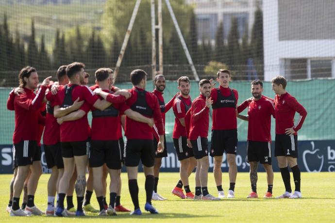La plantilla de Osasuna, durante un entrenamiento de la pasada temporada.