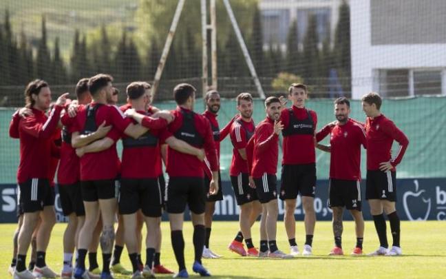 La plantilla de Osasuna, durante un entrenamiento de la pasada temporada.