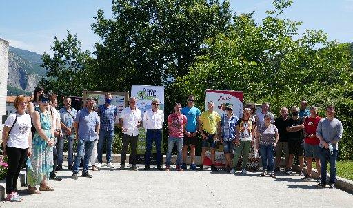 Foto de familia de representantes de ayuntamientos, Mancomunidad de Sakana y otros agentes que han participado en el proyecto.