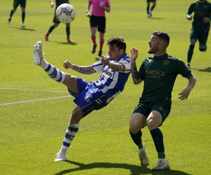 Ximo despeja un balón en un partido anterior.