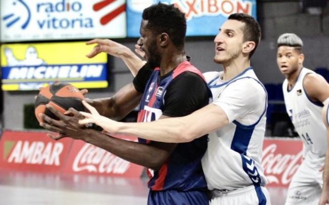 Fall protege el balón ante Kravic durante un duelo de la pasada campaña