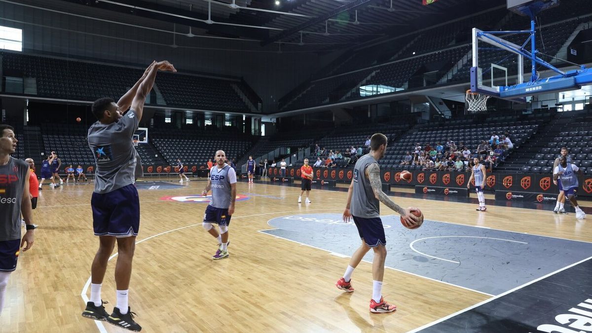 Los jugadores de la selección, entrenando hoy por la mañana en el Navarra Arena