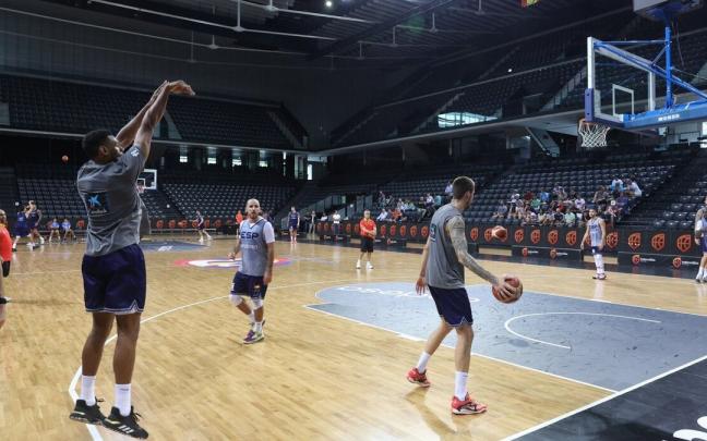 Los jugadores de la selección, entrenando hoy por la mañana en el Navarra Arena Los jugadores de la selección, entrenando hoy por la mañana en el Navarra Arena