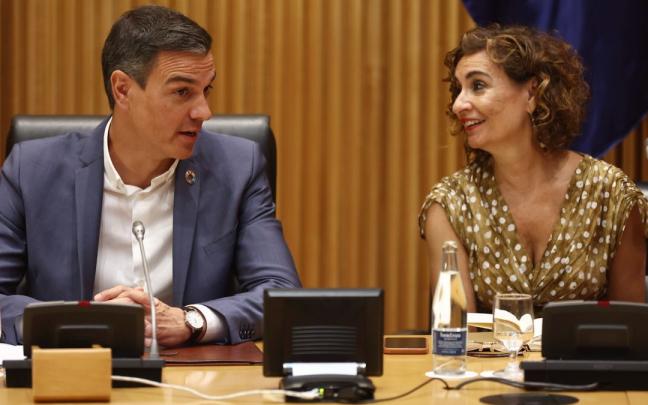Sánchez y Montero durante la reunión de los grupos parlamentarios del PSOE.