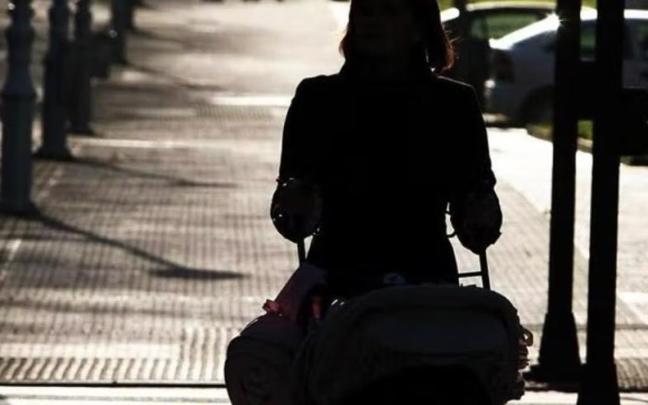 Una madre pasea con un carrito de beb&eacute; en Donostia