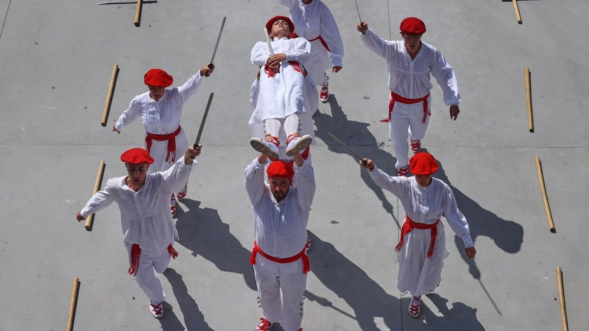 La Ezpatada-dantza finalizó con Txarrakua, cuando dos dantzaris alzaron a Alaitz Oiartzun.