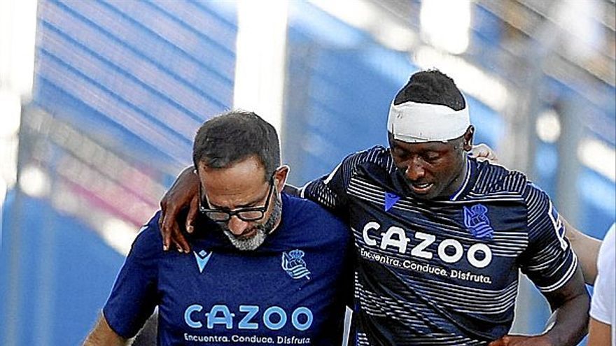 Imanol Soroa ayuda a Sadiq Umar a abandonar el terreno de juego. | FOTO: EFE