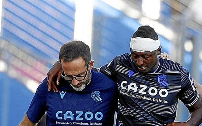 Imanol Soroa ayuda a Sadiq Umar a abandonar el terreno de juego. | FOTO: EFE