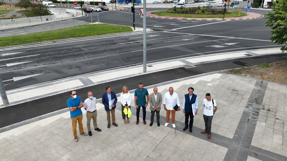 Imagen de los representantes en el nudo de Berriozar, ya reformado