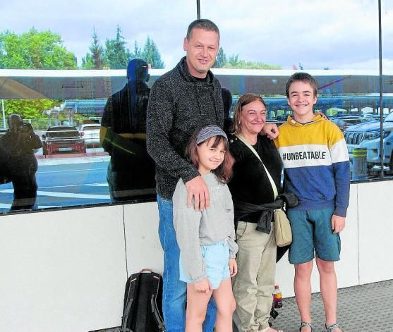 Forondako aireportuak hainbat bidaiari zituen atzo, hegazkinetara igotzeko prest.