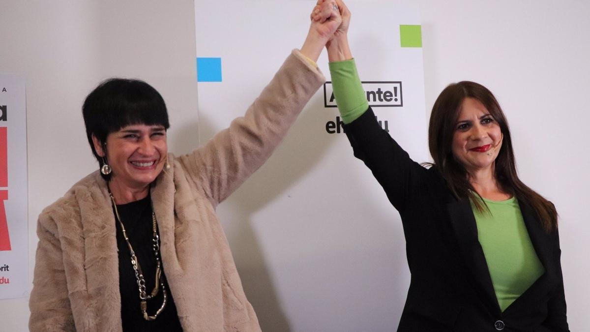 Laura Aznal, candidata de EH Bildu a la presidencia de Navarra, con la candidata de la coalición al Valle de Egüés, Ainara González.