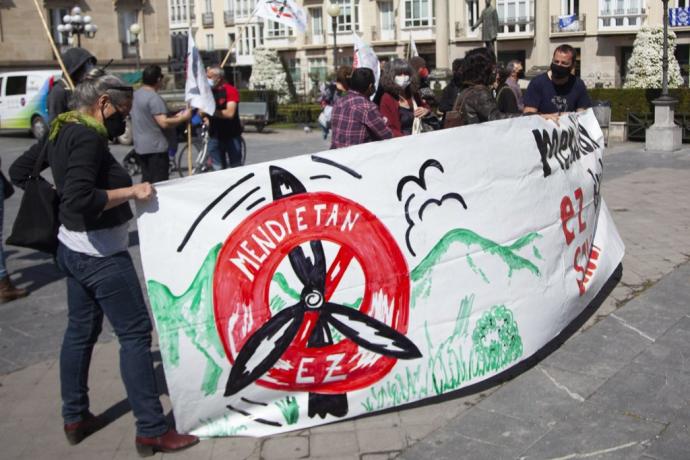 Concentración convocada por la asociación contra las centrales eólicas