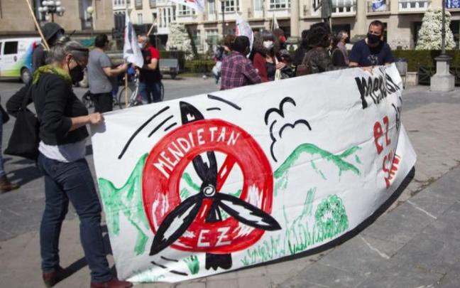 Concentración convocada por la asociación contra las centrales eólicas