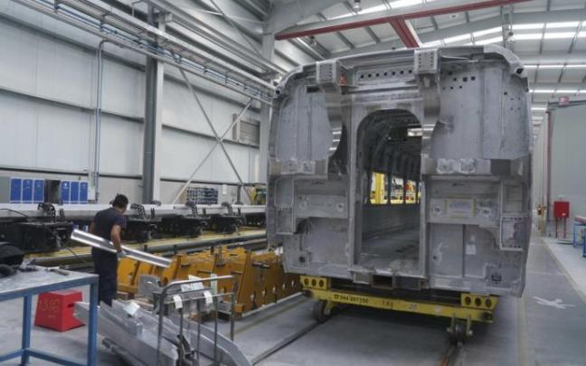 Un operario trabaja en la fábrica de Talgo.