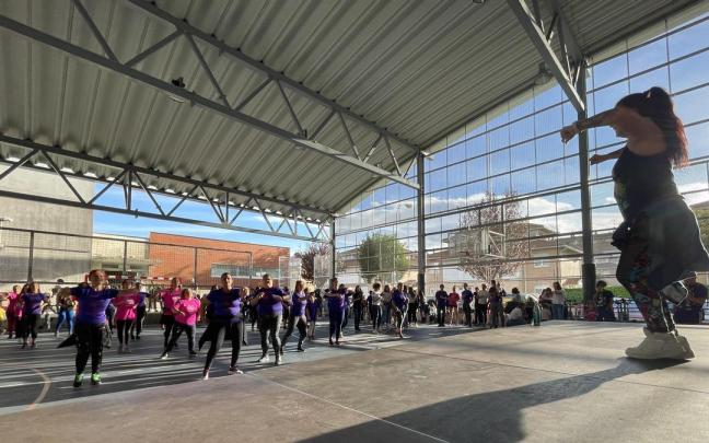 Una actividad dirigida en el Día del Deporte Solidario en Berriozar.