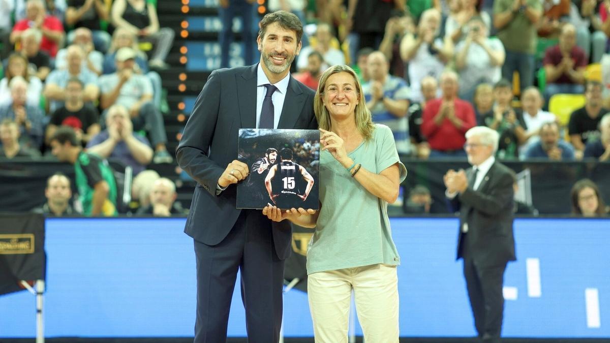 Isabel Iturbe hizo entrega a Álex Mumbrú de una imagen que junta sus etapas como jugador y entrenador del Bilbao Basket.