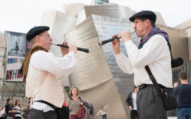 Beti bezala, Guggenheim Museoak turista ugari erakarri ditu.