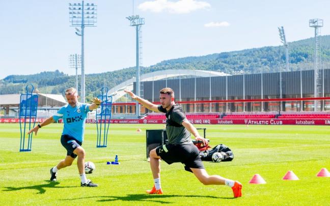 Aymeric Laporte ejercitándose en Lezama con un recuperador físico del Manchester City Aymeric Laporte ejercitándose en Lezama con un recuperador físico del Manchester City