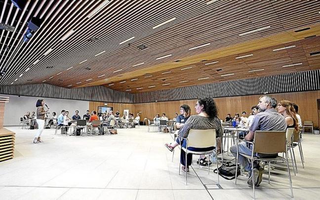 Asistentes a una de las reuniones del proceso para elaborar el Plan Estratégico para el desarrollo socioeconómico de Urola Erdia, en Loiola. | FOTO: N.G. Asistentes a una de las reuniones del proceso para elaborar el Plan Estratégico para el desarrollo socioeconómico de Urola Erdia, en Loiola. | FOTO: N.G.