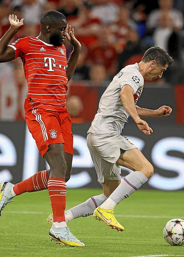 Upamecano y Lewandowsky. | FOTO: EFE