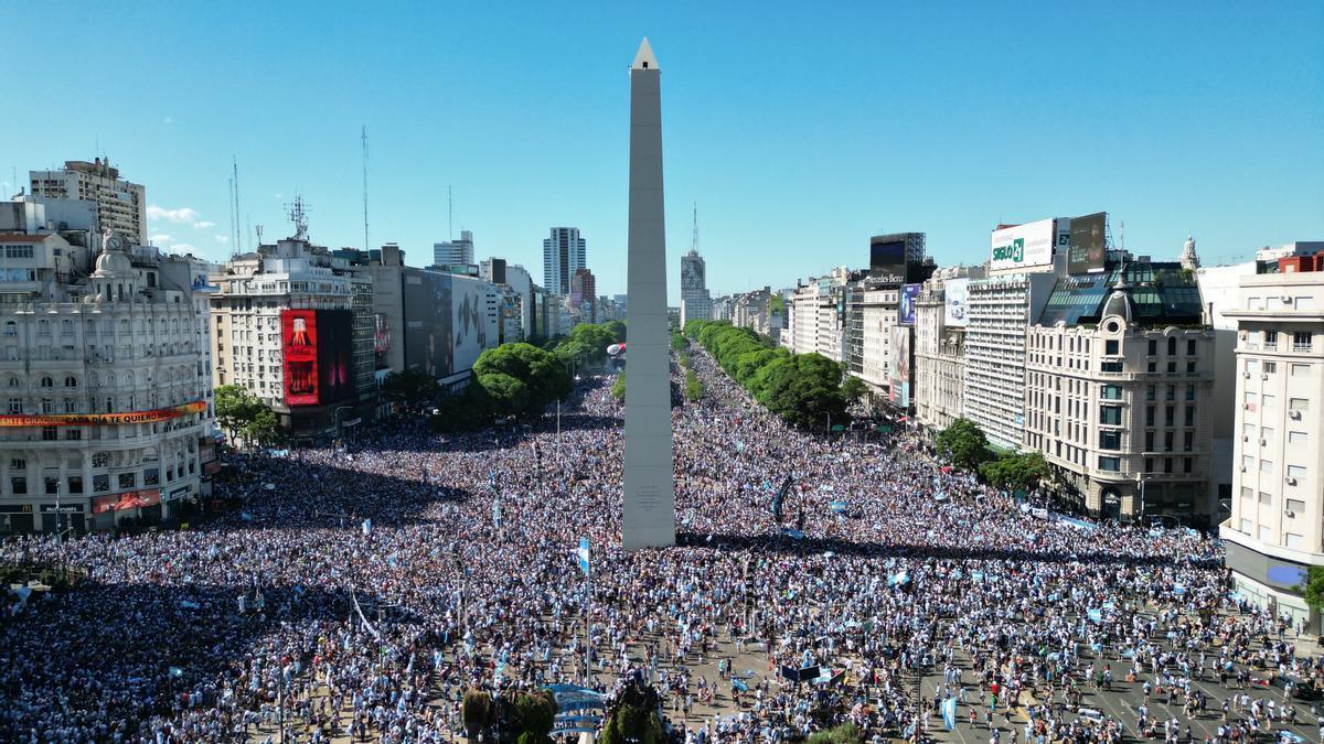 Cerca de cuatro millones de personas se han concentrado en el centro de Buenos Aires para celebrar la victoria de argentina en el Mundial.