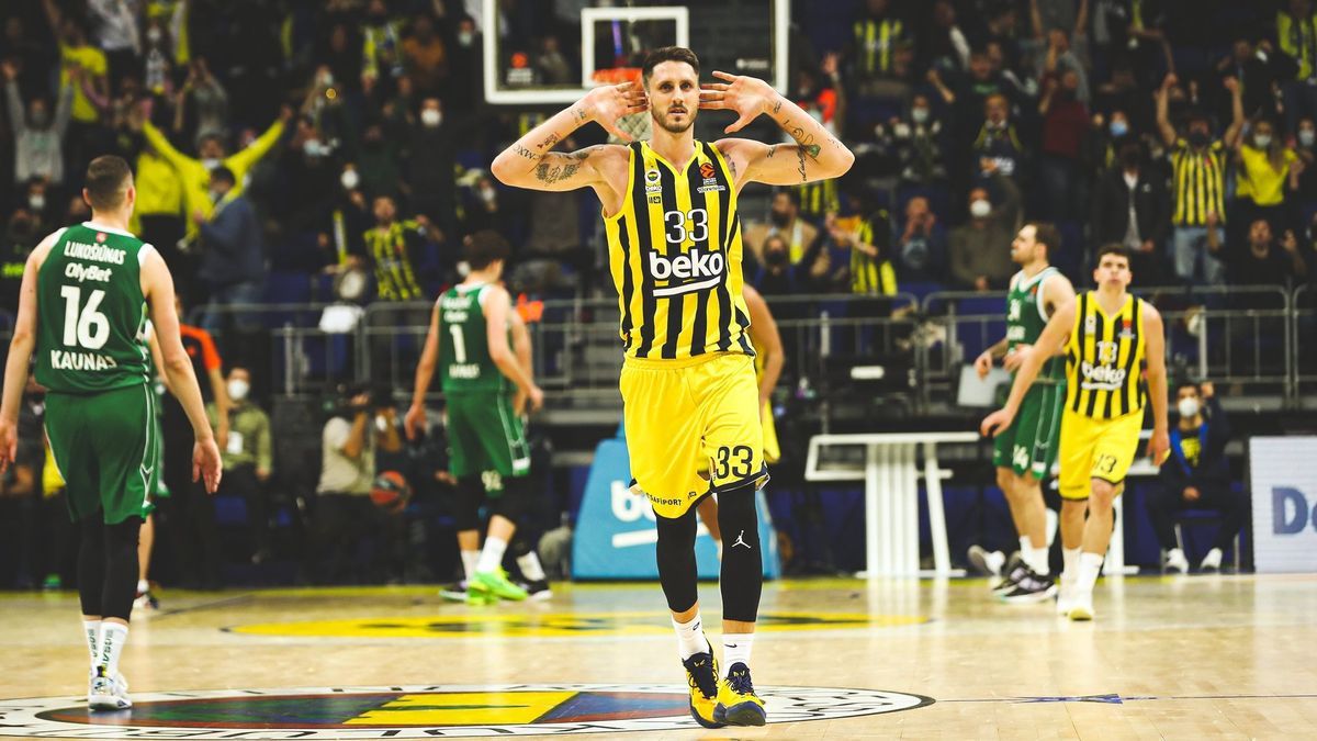 Polonara se lleva las manos a los o&iacute;dos en un partido de esta temporada con el Fenerbahce