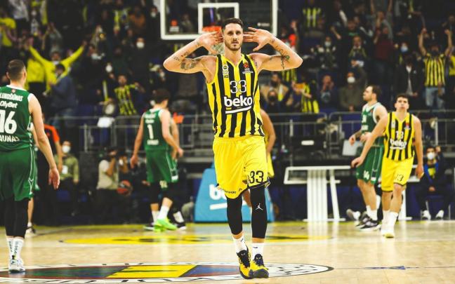 Polonara se lleva las manos a los o&iacute;dos en un partido de esta temporada con el Fenerbahce