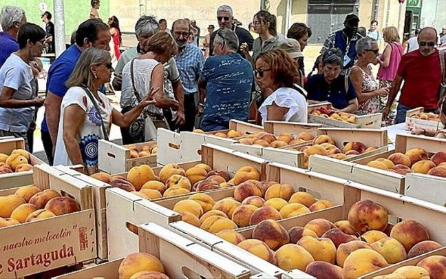 Cientos de personas se acercaron ayer a la localidad ribera para probar, y despu&eacute;s comprar, esta fruta local.