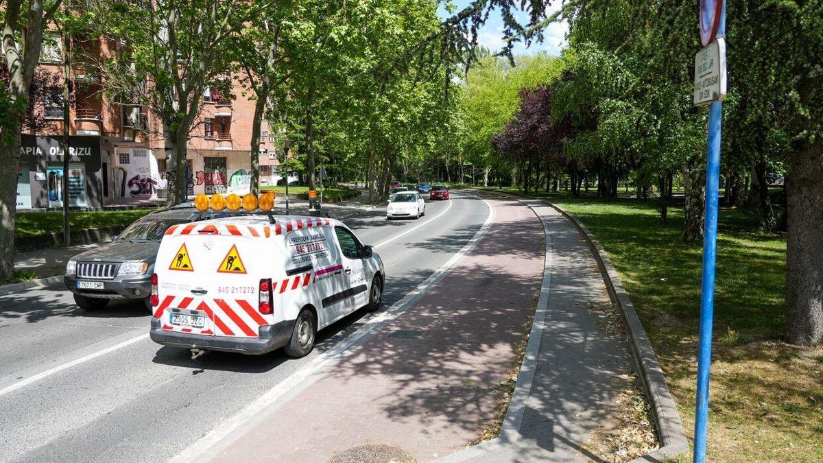 Vehículos circulan por la calle Iturritxu de Vitoria