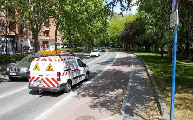 Vehículos circulan por la calle Iturritxu de Vitoria Vehículos circulan por la calle Iturritxu de Vitoria