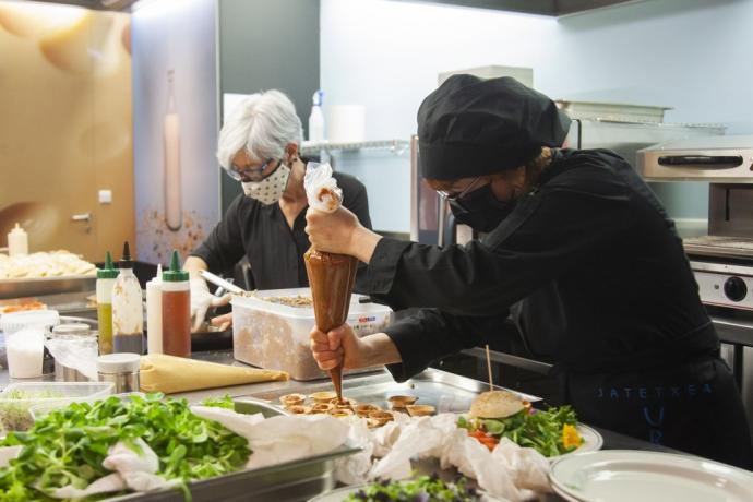 Dos cocineras en la Escuela de Hostelería de Mendizorrotza.