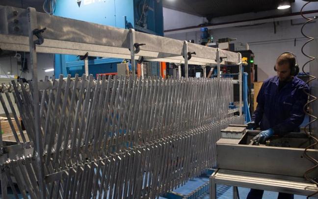 Trabajador en la l&iacute;nea de producci&oacute;n de Embega