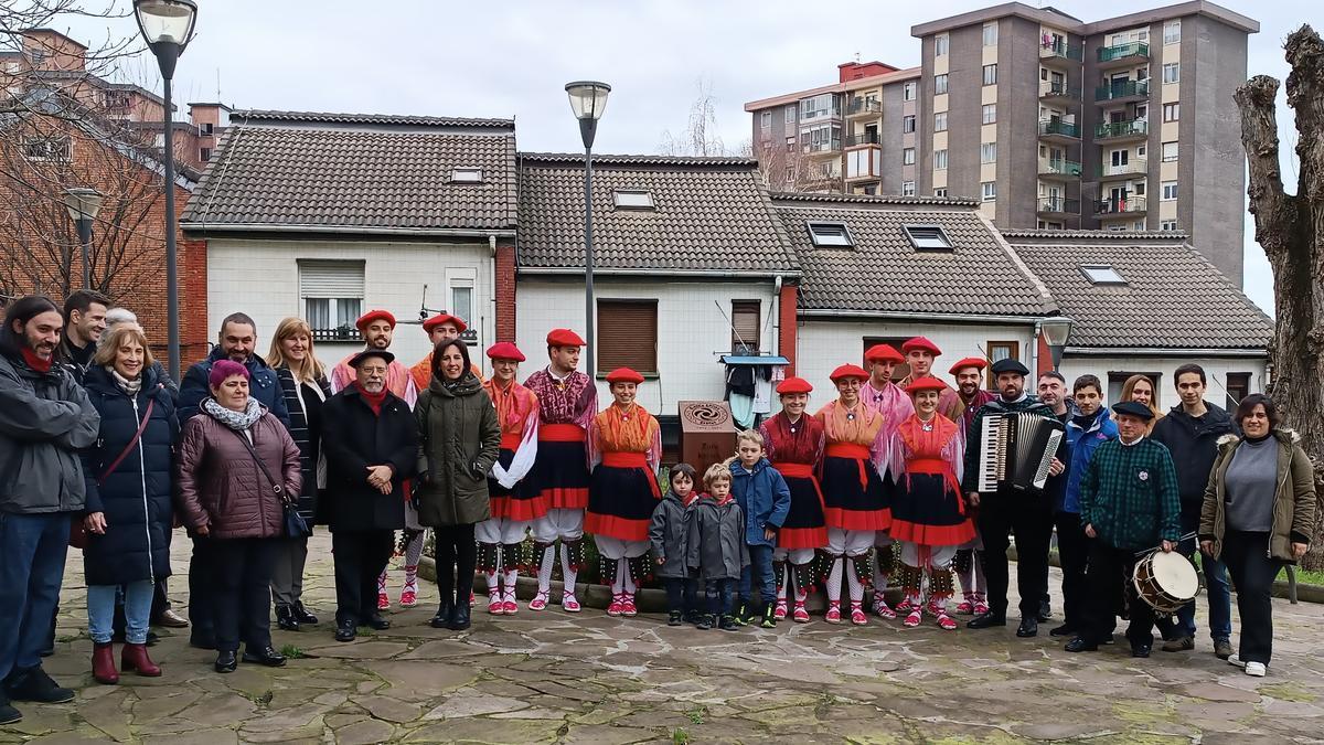 Una entrañable foto de familia queda para el recuerdo de la jornada, donde volvieron a bailar el aurresku creado para la festividad de Santa Águeda.