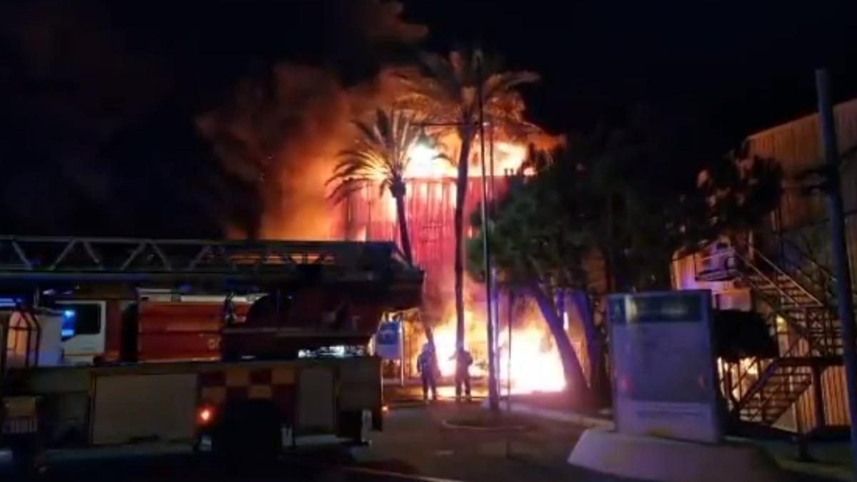Imagen del incendio en el puerto de Marbella