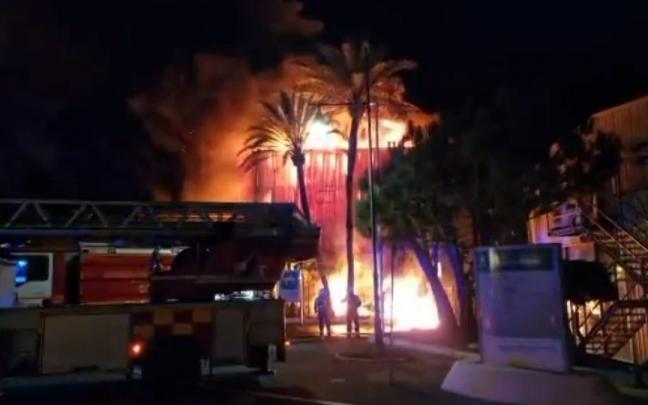 Imagen del incendio en el puerto de Marbella Imagen del incendio en el puerto de Marbella