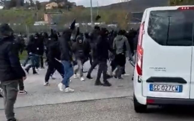Los hinchas enfrentándose junto a una estación de servicio. Los hinchas enfrentándose junto a una estación de servicio.