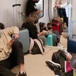 Pasajeros extremeños sentados en el suelo tras la incidencia del tren Alvia el 1 de noviembre.