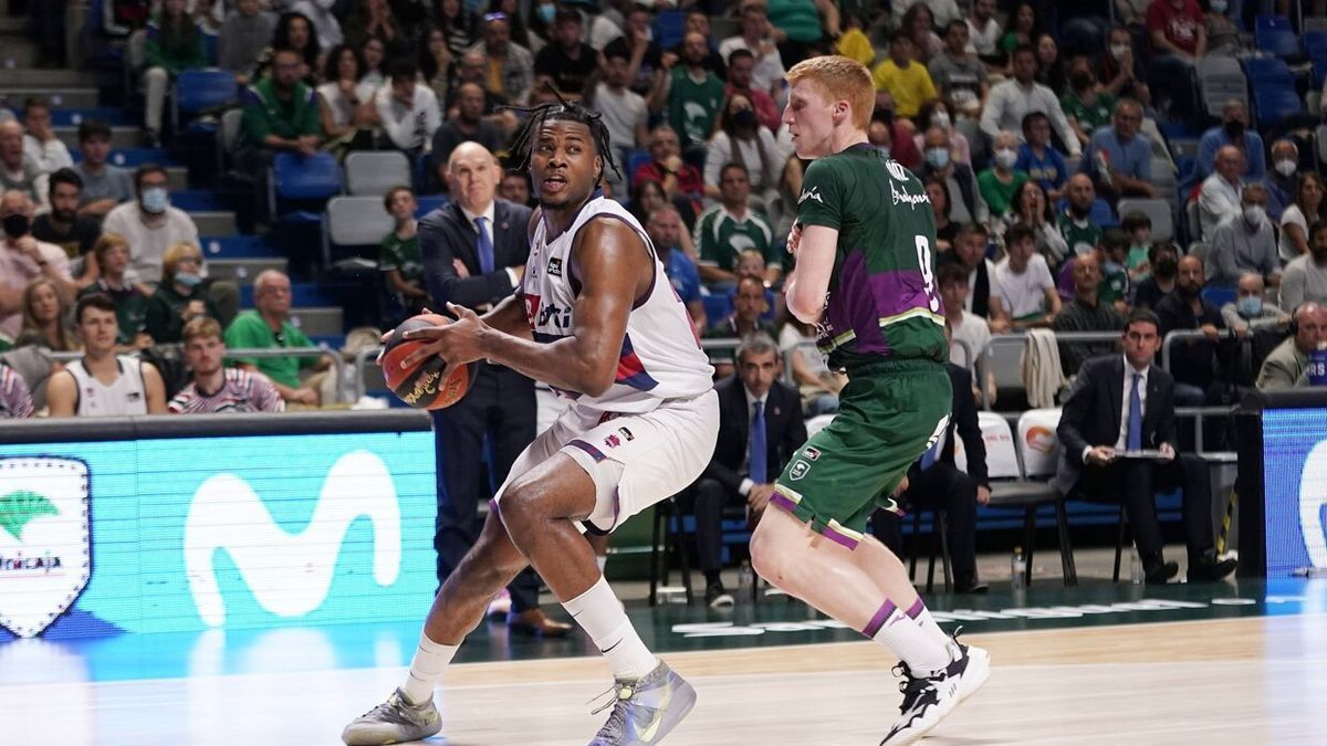 Enoch controla el bal&oacute;n ante Alberto D&iacute;az en un Unicaja-Baskonia del pasado curso