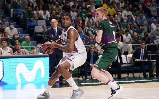 Enoch controla el bal&oacute;n ante Alberto D&iacute;az en un Unicaja-Baskonia del pasado curso