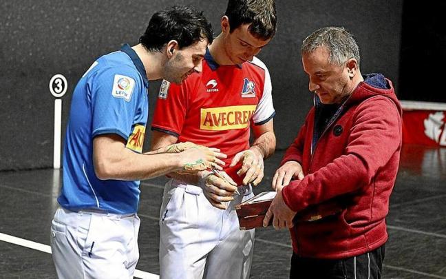 Jokin Altuna y Julen Martija, campeones del Parejas de 2022, en la elección de material celebrada en Bilbao. Jokin Altuna y Julen Martija, campeones del Parejas de 2022, en la elección de material celebrada en Bilbao.