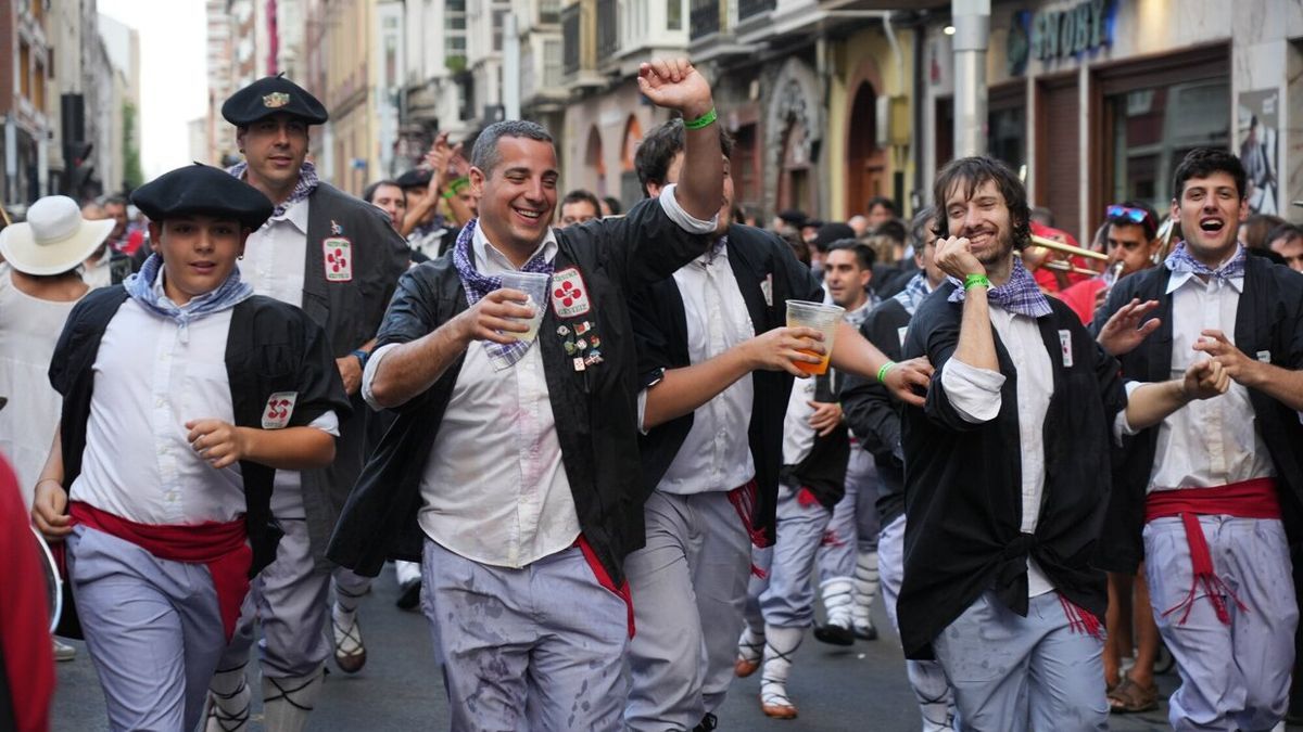 Las horas de fiesta no merman los ánimos de blusas y neskas.