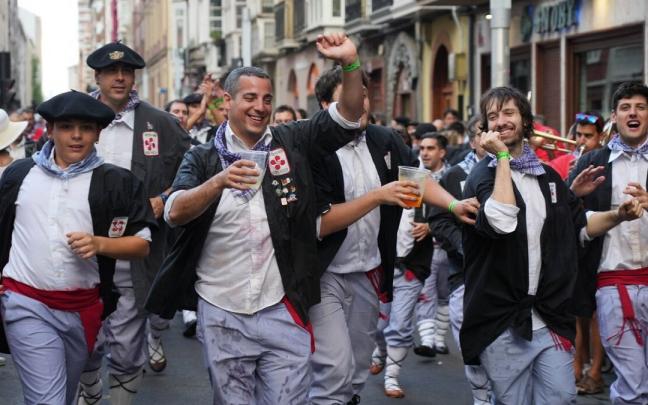 Las horas de fiesta no merman los ánimos de blusas y neskas. Las horas de fiesta no merman los ánimos de blusas y neskas.