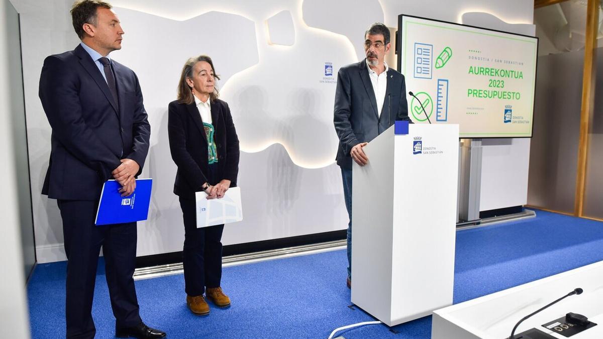 El concejal de Hacienda, Kerman Orbegozo, la delegada de Impulso Económico, Marisol Garmendia, y el alcalde, Eneko Goia, en la presentación de los presupuestos de este año. tos 2023 Ayuntamiento Donostia