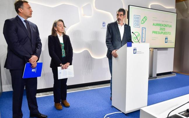 El concejal de Hacienda, Kerman Orbegozo, la delegada de Impulso Econ&oacute;mico, Marisol Garmendia, y el alcalde, Eneko Goia, en la presentaci&oacute;n de los presupuestos de este a&ntilde;o. tos 2023 Ayuntamiento Donostia