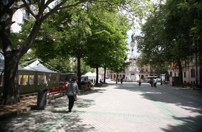 Vista del paseo de Sarasate, con el Monumento a los Fueros al fondo.