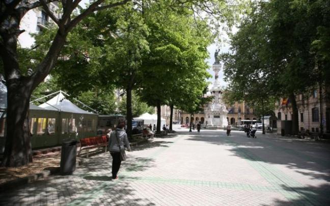 Vista del paseo de Sarasate, con el Monumento a los Fueros al fondo. Vista del paseo de Sarasate, con el Monumento a los Fueros al fondo.