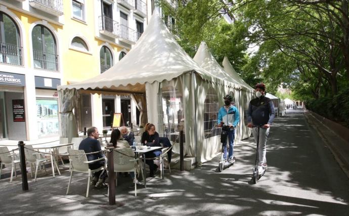 Clientes en una terraza de Sarasate.